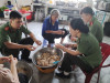 Đoàn Thanh niên – Hội Phụ nữ Phòng Hồ sơ nghiệp vụ Công an tỉnh tổ chức nấu ăn và phát cho bệnh nhân, thân nhân có hoàn cảnh khó khăn