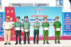 Đồng chí Đại tá Huỳnh Việt Hòa, Bí thư Đảng ủy, Giám đốc Công an tỉnh trao quà cho cán bộ, chiến sỹ có hoàn cảnh khó khăn tại lễ phát động