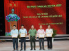 Đ/c Đại tá Nguyễn Văn Thắng, Phó Giám đốc Công an tỉnh (đứng giữa) trao khen thưởng cho 4 tập thể, 4 cá nhân có thành tích xuất sắc trong phong trào Toàn dân bảo vệ An ninh Tổ quốc