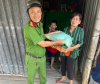Công an xã Tân Phước Hưng, huyện Phụng Hiệp thăm, tặng quà  cho người già neo đơn có hoàn cảnh khó khăn