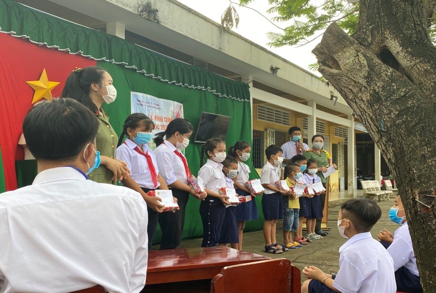Đoàn Thanh niên, Hội Phụ nữ Công an thành phố tặng quà các em học sinh tại trường Trần Quang Diệu xã Vị Tân