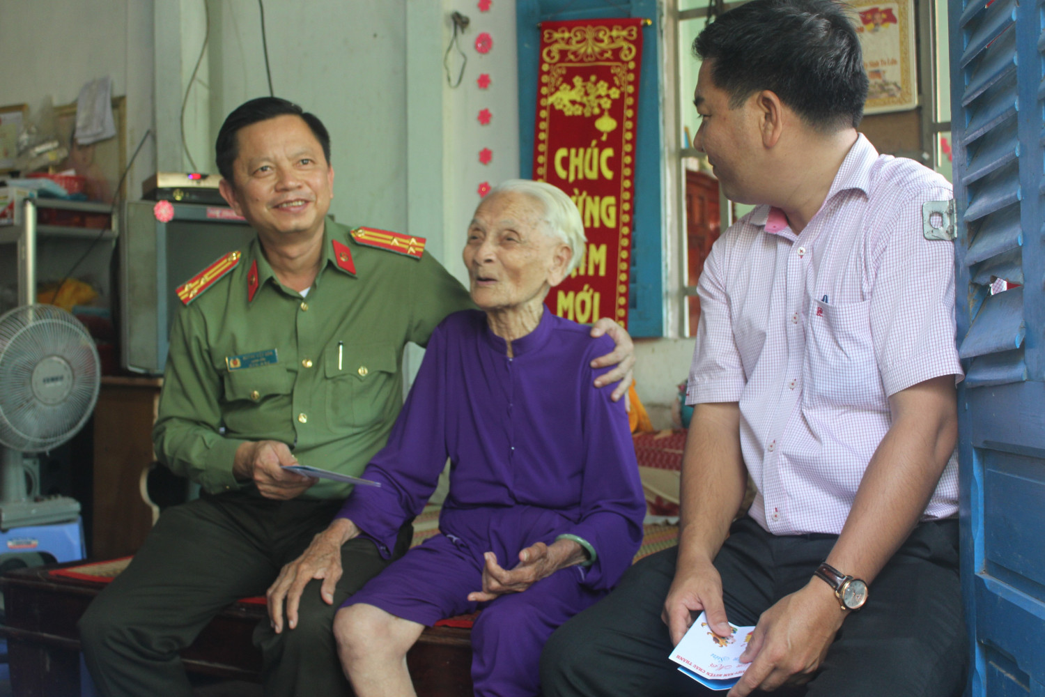Đồng chí Thượng tá Huỳnh Việt Hòa, Giám đốc Công an tỉnh thăm hỏi, tặng quà Mẹ Việt Nam anh hùng