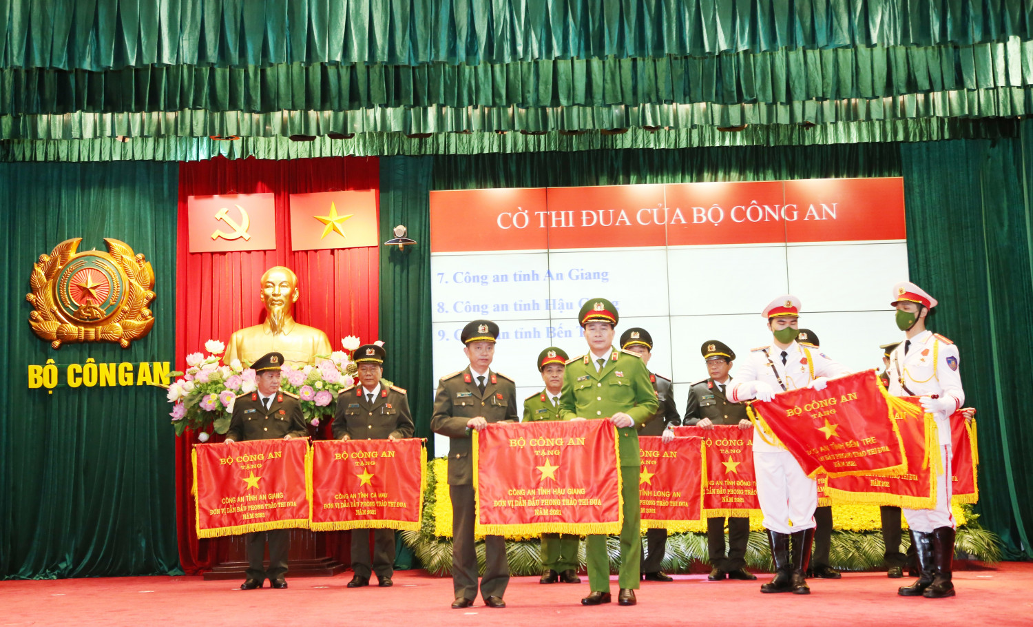 Đồng chí Thượng tá Huỳnh Việt Hòa, Giám đốc Công an tỉnh (hàng đầu, từ trái sang) nhận Cờ thi đua của Bộ Công an trong trong phong trào “Vì An ninh Tổ quốc” năm 2021.