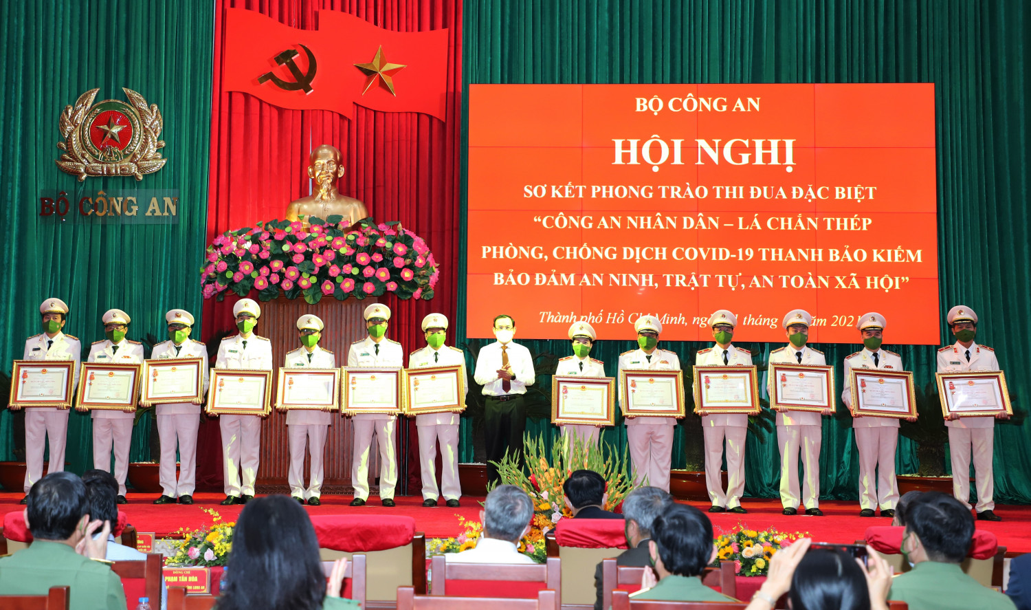 Đồng chí Nguyễn Văn Nên, Ủy viên Bộ Chính trị, Bí thư Thành ủy Thành phố Hồ Chí Minh trao Huân chương Chiến công hạng Ba cho Công an tỉnh Hậu Giang về thành tích trong công tác phòng, chống dịch bệnh Covid-19