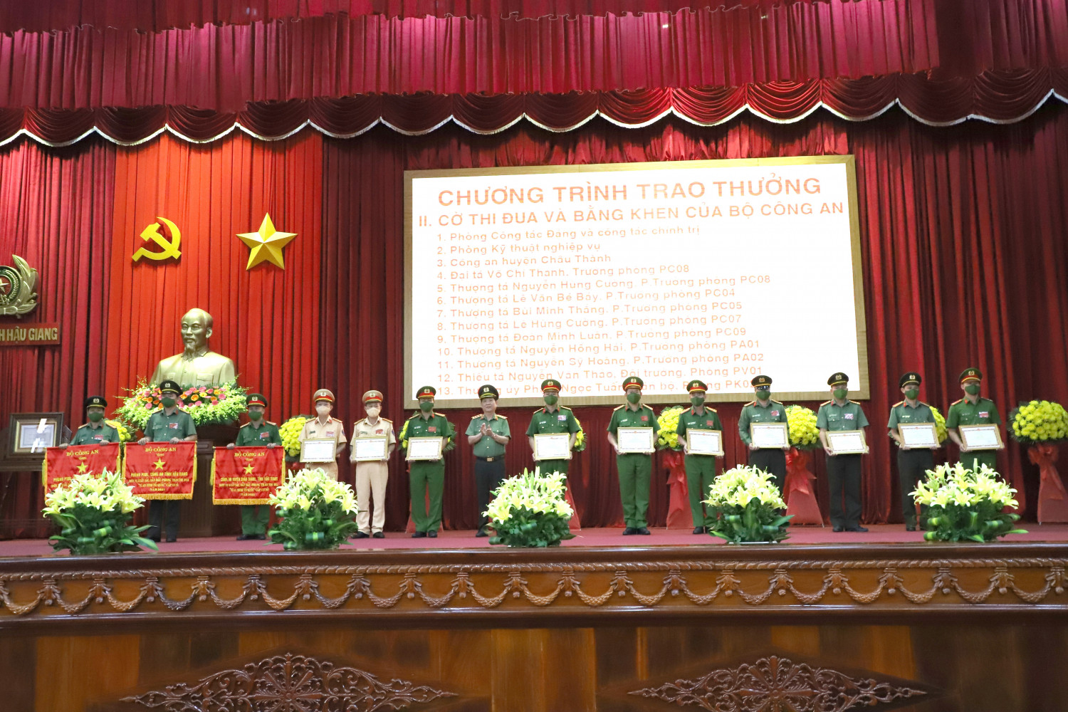 Đồng chí Thượng tướng Nguyễn Văn Sơn, Ủy viên Ban Thường vụ Đảng ủy Công an Trung ương, Thứ trưởng Bộ Công an trao Cờ thi đua và Bằng khen của Bộ Công an