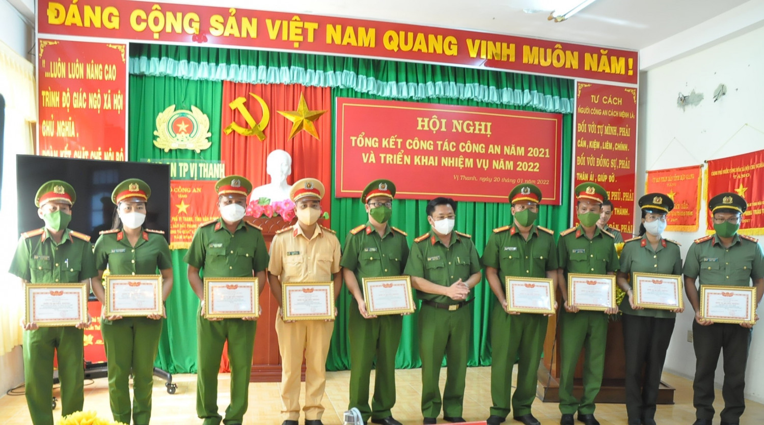 Đại tá Lâm Phước Nguyên, Phó Giám đốc Công an tỉnh trao khen thưởng cho các cá nhân có thành tích năm 2021 thuộc Công an thành phố Vị Thanh