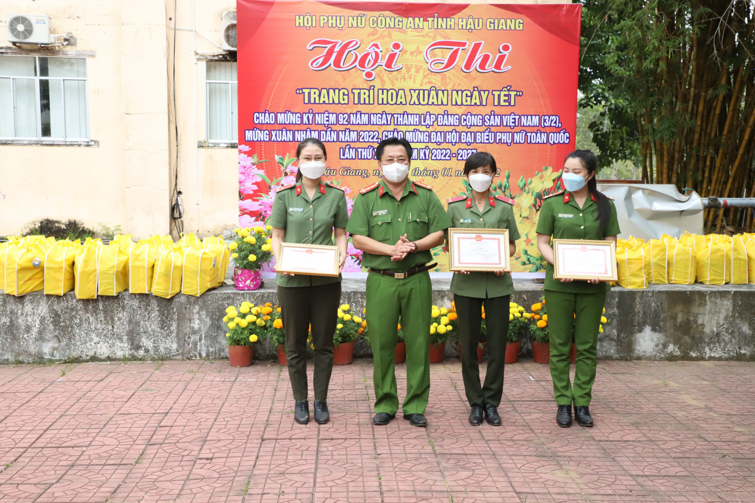 Đại tá Lâm Phước Nguyên, Ủy viên Ban Chấp hành Đảng bộ tỉnh, Phó Bí thư Đảng ủy, Phó Giám đốc Công an tỉnh trao giải nhất và nhì cho các Đội thi