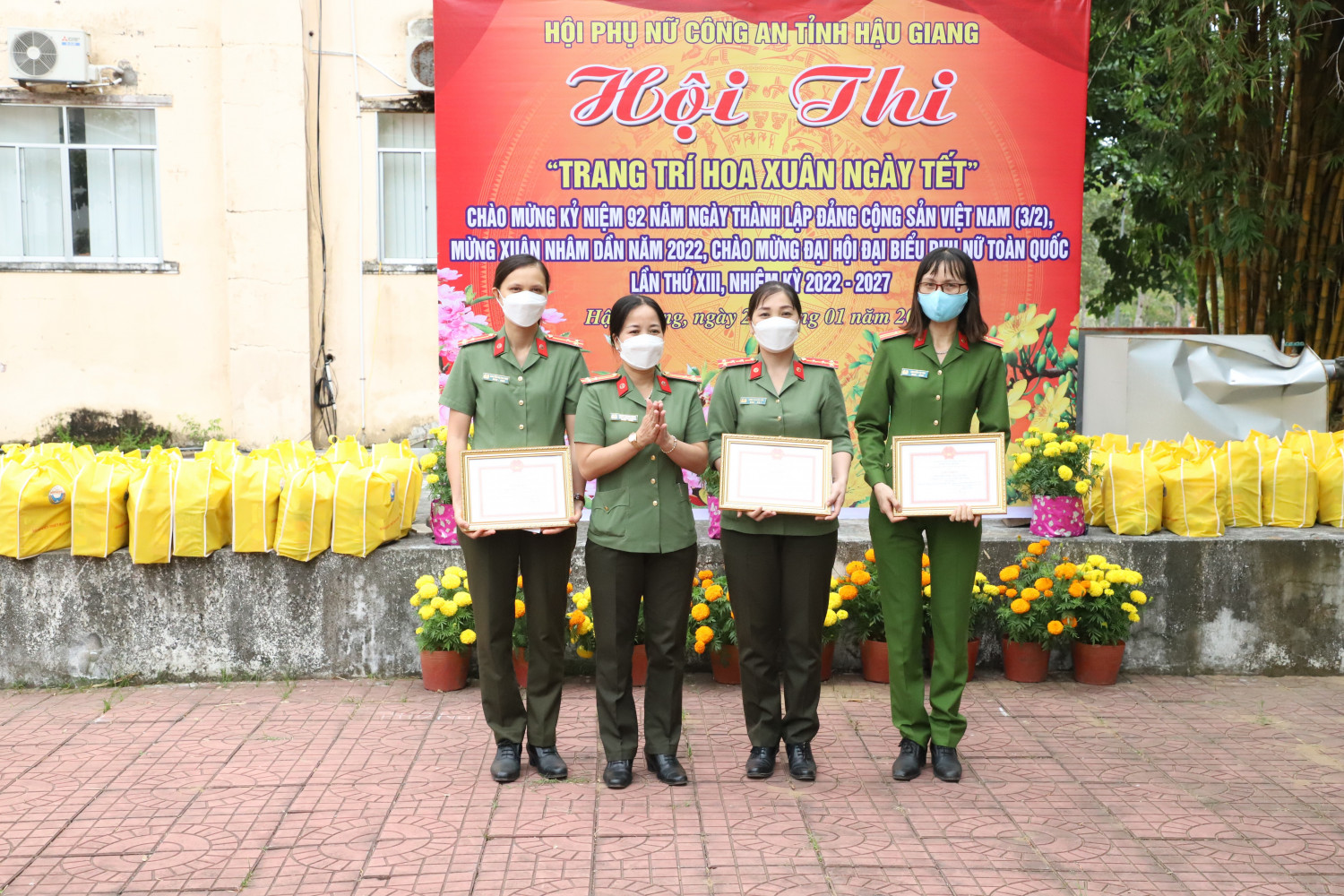 Thượng tá Đặng Thanh Thúy, Phó Trưởng phòng công tác Đảng và công tác chính trị trao giải ba cho các Đội thi