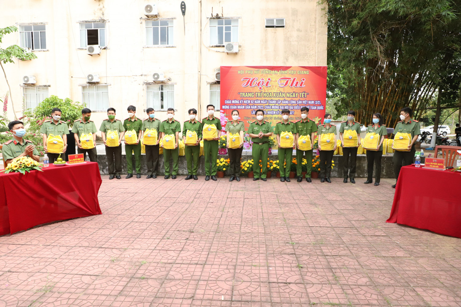 Đại tá Lâm Phước Nguyên, Phó Giám đốc Công an tỉnh trao quà Tết cho cán bộ, chiến sĩ Công an các đơn vị, địa phương
