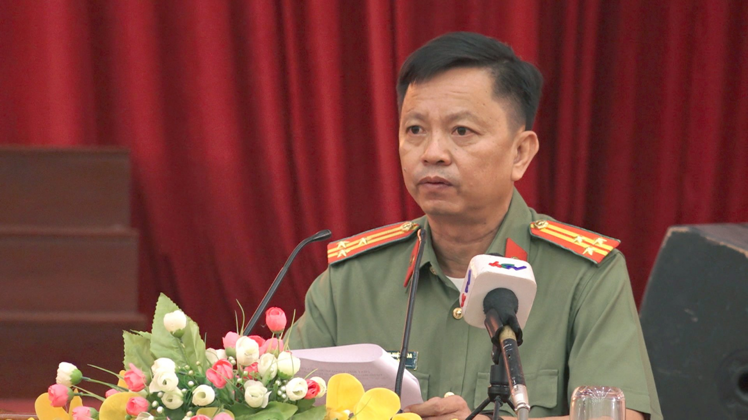 Đồng chí Thượng tá Huỳnh Việt Hòa, Giám đốc Công an tỉnh tiếp thu ý kiến tại Hội thảo