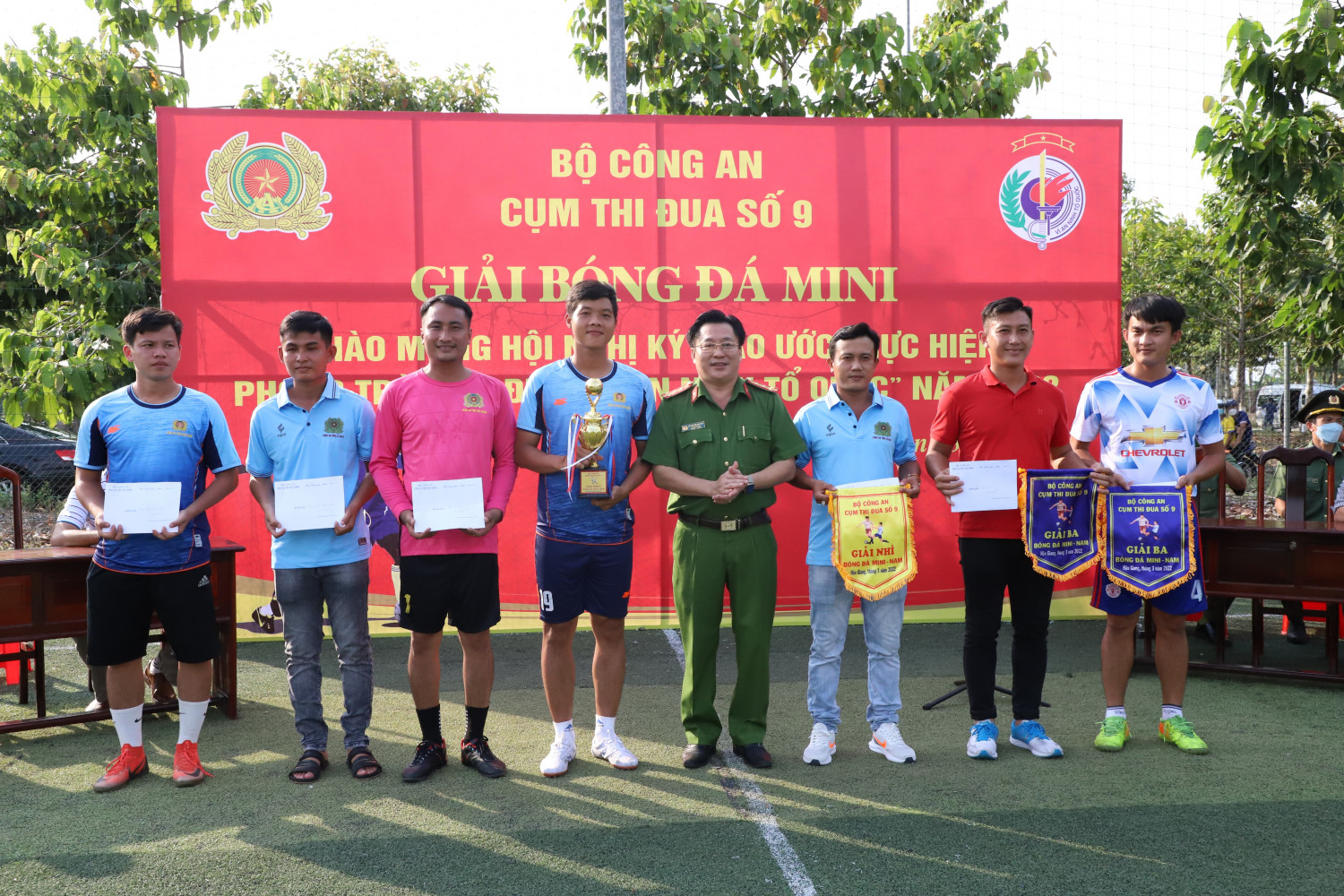 Đại tá Lâm Phước Nguyên, Phó Giám đốc Công an tỉnh Hậu Giang trao giải cho các Đội và cá nhân đạt thành tích tại giải bóng đá