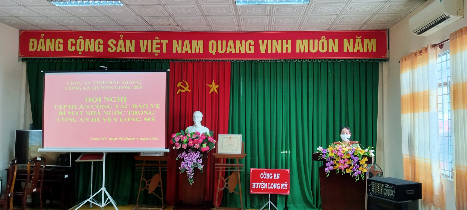 Đồng chí Đại úy Trần Thoại Lam, Đội trưởng Đội An ninh hướng dẫn một số nội dung cơ bản của công tác bảo vệ BMNN