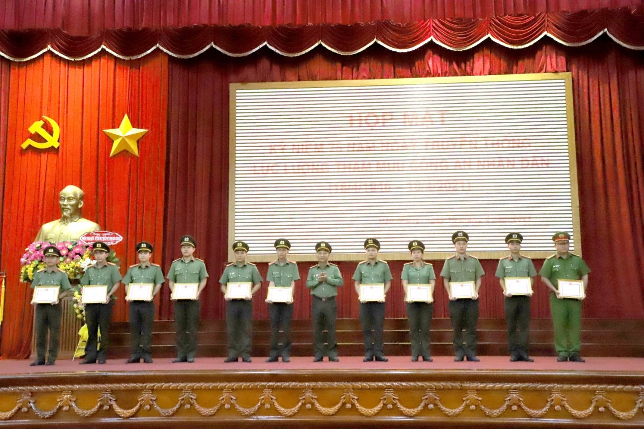 Khen thưởng các tập thể, cá nhân có thành tích nhân dịp kỷ niệm 75 năm Ngày truyền thống lực lượng Tham mưu CAND