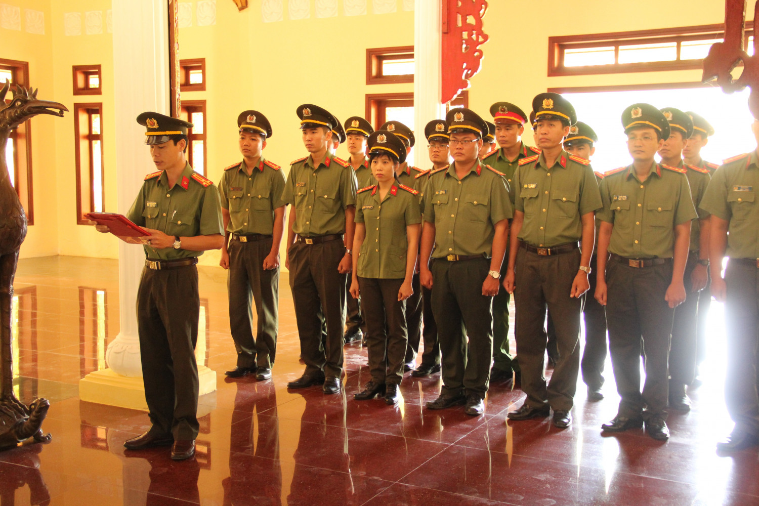 Lực lượng Tham mưu Công an Hậu Giang báo công dâng Bác tại Đền thờ Bác Hồ, xã Lương Tâm, huyện Long Mỹ