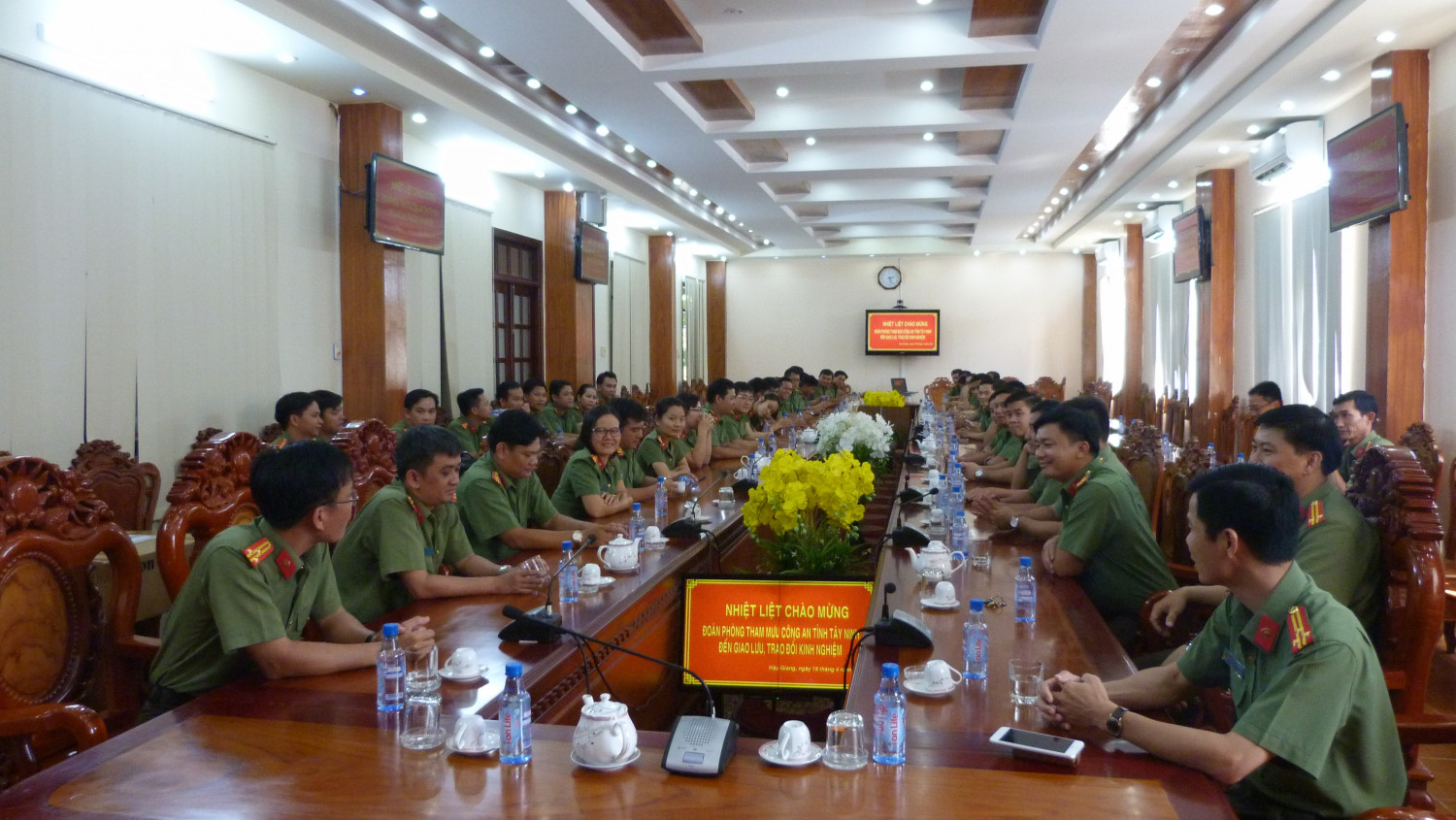 Phòng Tham mưu Công an tỉnh Hậu Giang và Phòng Tham mưu Công an tỉnh Tây Ninh tổ chức giao lưu, trao đổi kinh nghiệm