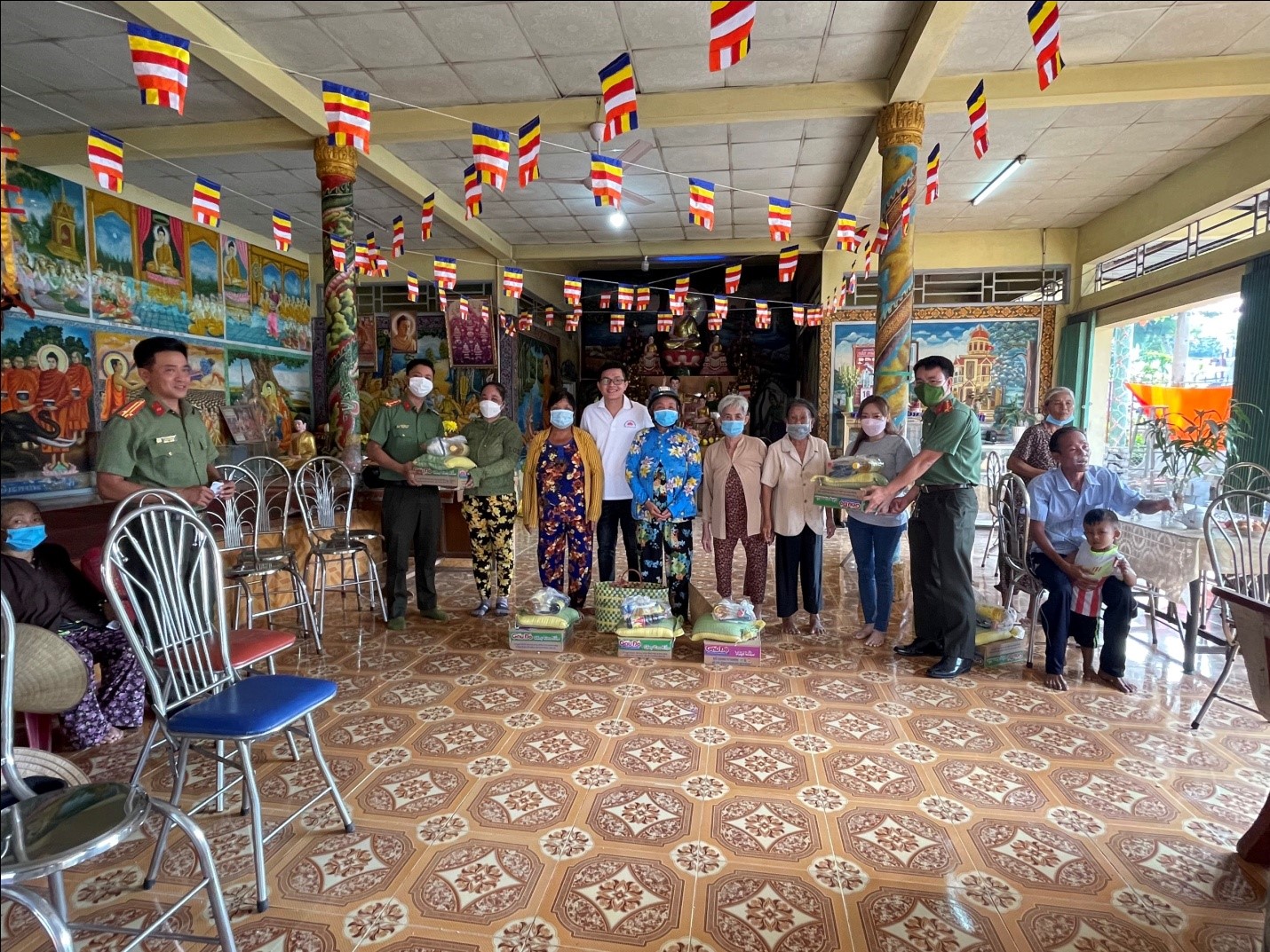 Chi đoàn cơ sở Phòng An ninh nội địa phát quà cho hộ nghèo, cận nghèo người dân Khmer tại Chùa Khemmarăngsay