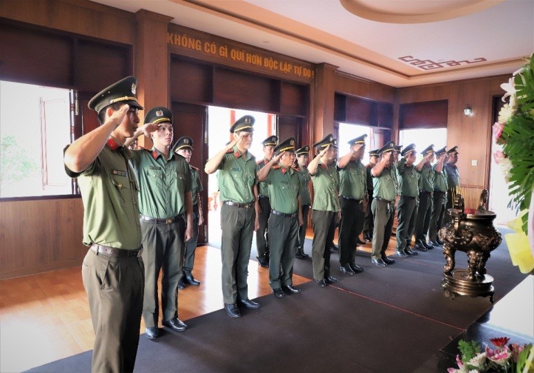 Cán bộ chiến sỹ dâng hương, dâng hoa tưởng niệm Chủ tịch Hồ Chí Minh