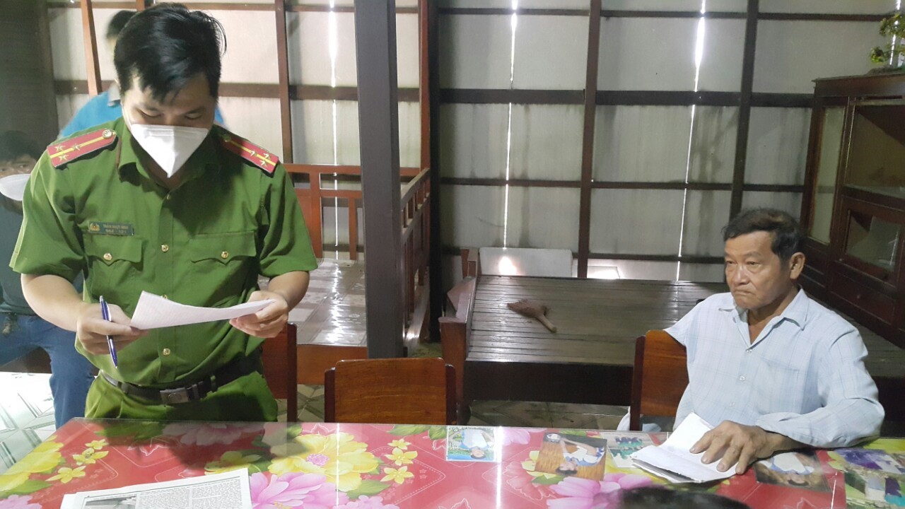 Cơ quan Cảnh sát điều tra Công an huyện Long Mỹ triển khai các quyết định đối với ông Nguyễn Văn Chiến