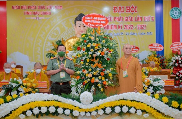 Đồng chí Đại tá Nguyễn Văn Thắng, Phó Giám đốc Công an tỉnh tặng hoa chúc mừng Đại hội