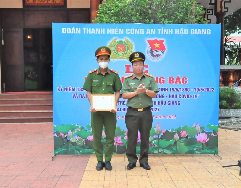 Đại tá Nguyễn Văn Thắng, Phó Giám đốc Công an tỉnh trao Giấy khen cho Đồng chí Hạ sĩ Nguyễn Chí Nhân, chiến sỹ Phòng Cảnh sát cơ động