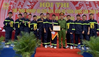 Lãnh đạo Phòng Cảnh sát phòng cháy, chữa cháy và cứu nạn, cứu hộ Công an tỉnh cùng các vận động viên tại Hội thi