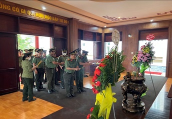 Phòng An ninh nội địa dâng hương Chủ tịch Hồ Chí Minh