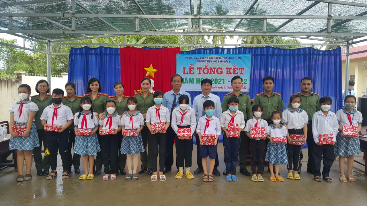 Đoàn Thanh niên, Hội Phụ nữ Phòng Công tác Đảng và công tác chính trị tặng quà cho các em học sinh