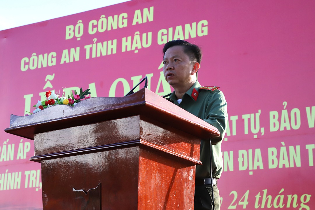 Đồng chí Đại tá Huỳnh Việt Hòa, Ủy viên Ban Thường vụ Tỉnh ủy, Giám đốc Công an tỉnh phát biểu tại Lễ ra quân