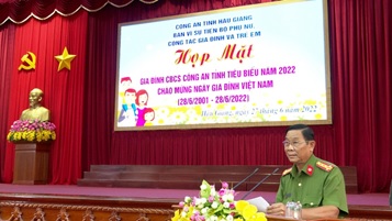 Đồng chí Đại tá Phan Văn Giữ, Phó Giám đốc Công an tỉnh phát biểu tại buổi họp mặt