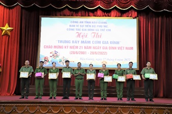 Đồng chí Đại tá Phan Văn Giữ, Phó Giám đốc Công an tỉnh trao Giấy khen và phần thưởng cho các đội thi xuất sắc
