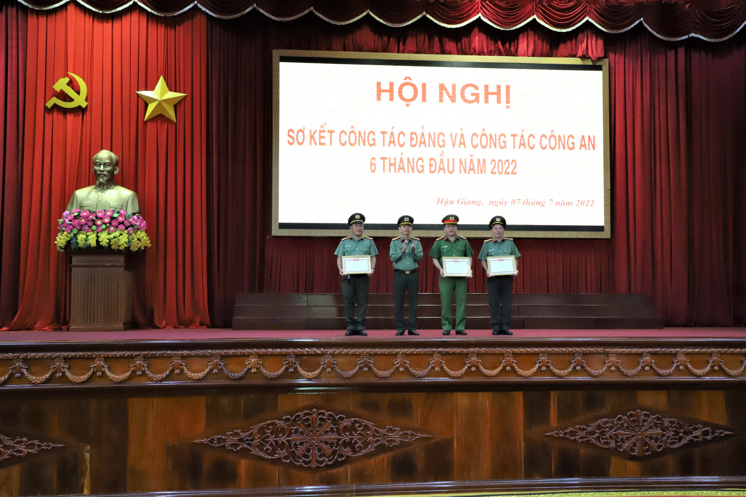 Đồng chí Huỳnh Việt Hòa, Ủy viên Ban Thường vụ Tỉnh ủy, Giám đốc Công an tỉnh trao Danh hiệu Chiến sỹ thi đua toàn lực lượng giai đoạn 2019 2021