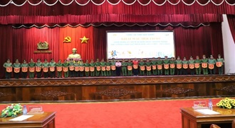 Đồng chí Đại tá Lâm Phước Nguyên, Phó Giám đốc Công an tỉnh và đồng chí Lê Công Khanh, Giám đốc Sở Văn hóa, Thể thao và Du lịch tỉnh trao cờ lưu niệm cho các đơn vị, địa phương tham gia Hội thao