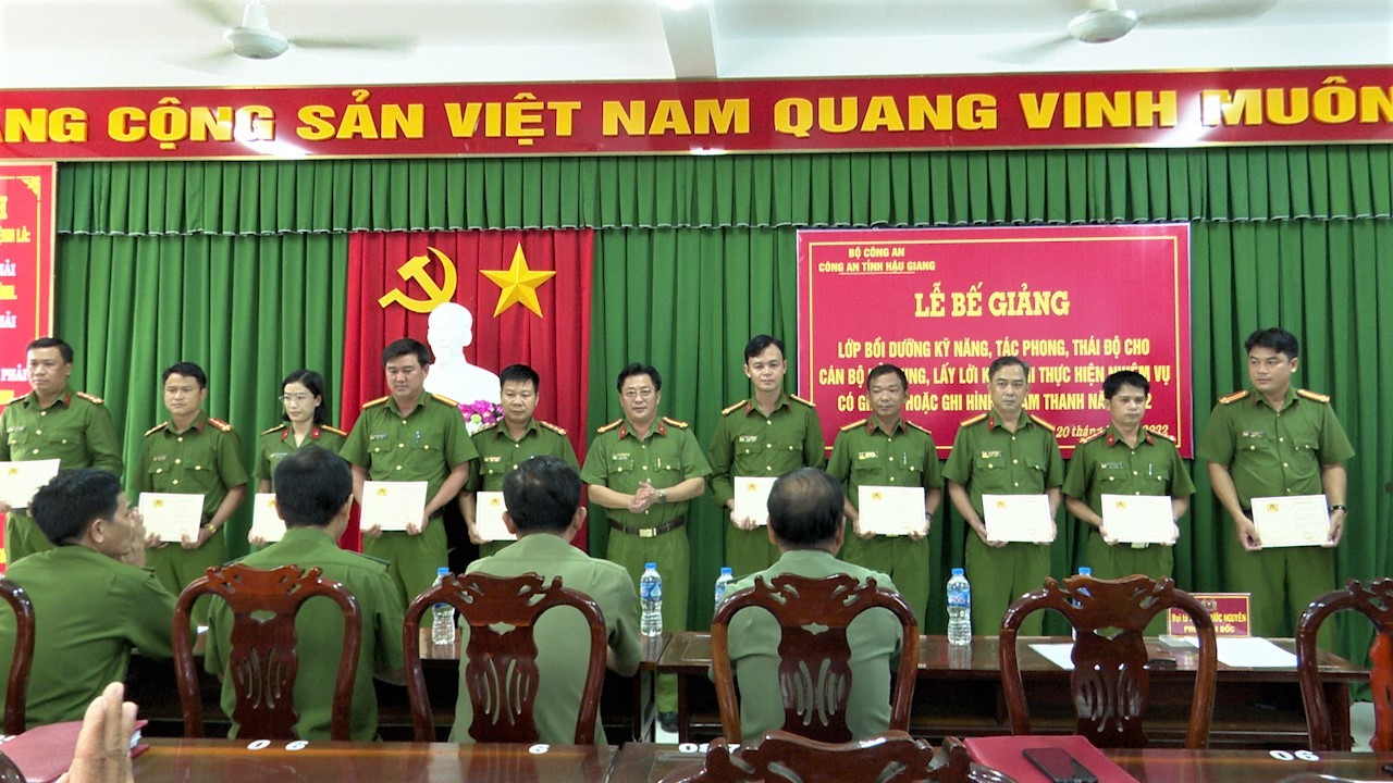 Đồng chí Đại tá Lâm Phước Nguyên, Phó Giám đốc Công an tỉnh trao Giấy chứng nhận cho cán bộ, chiến sỹ hoàn thành lớp bồi dưỡng