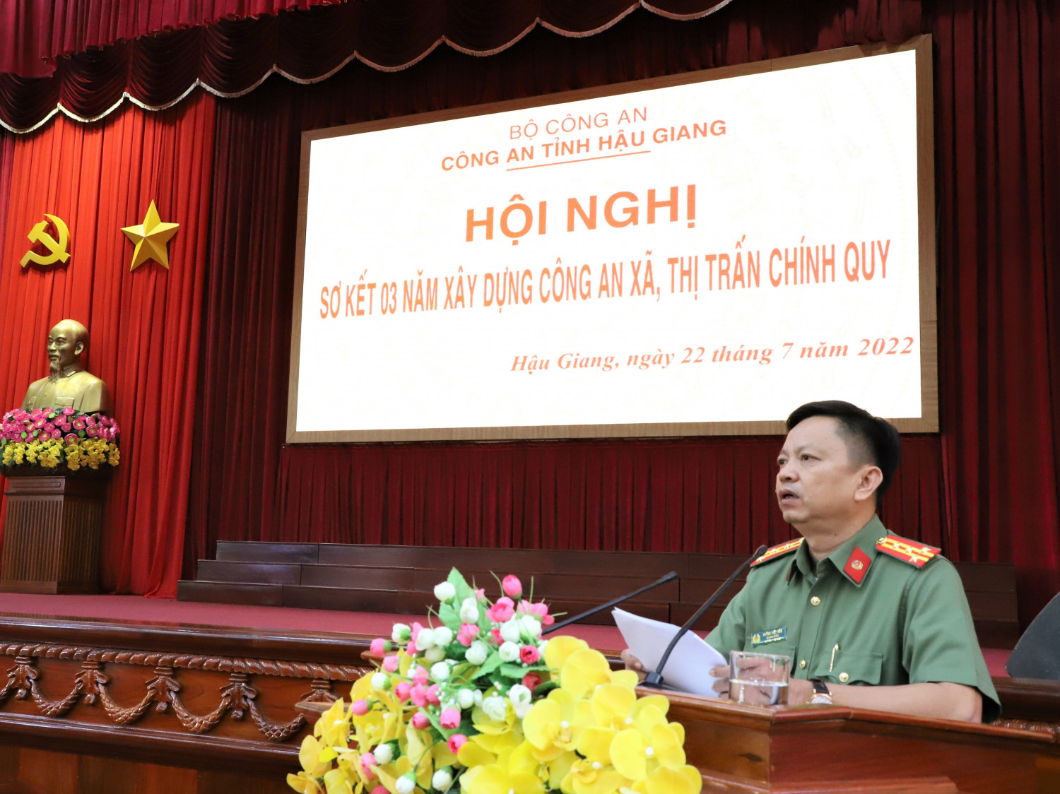 Đồng chí Đại tá Huỳnh Việt Hòa, Ủy viên Ban thường vụ Tỉnh ủy, Giám đốc Công an tỉnh phát biểu tại Hội Nghị