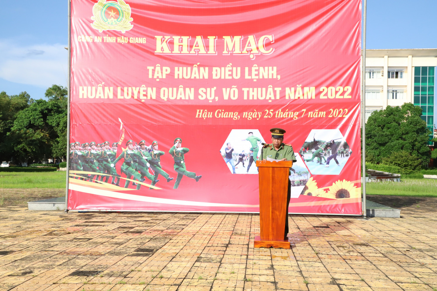 Đại tá Nguyễn Văn Giá, Phó Giám đốc Công an tỉnh phát biểu khai mạc buổi lễ
