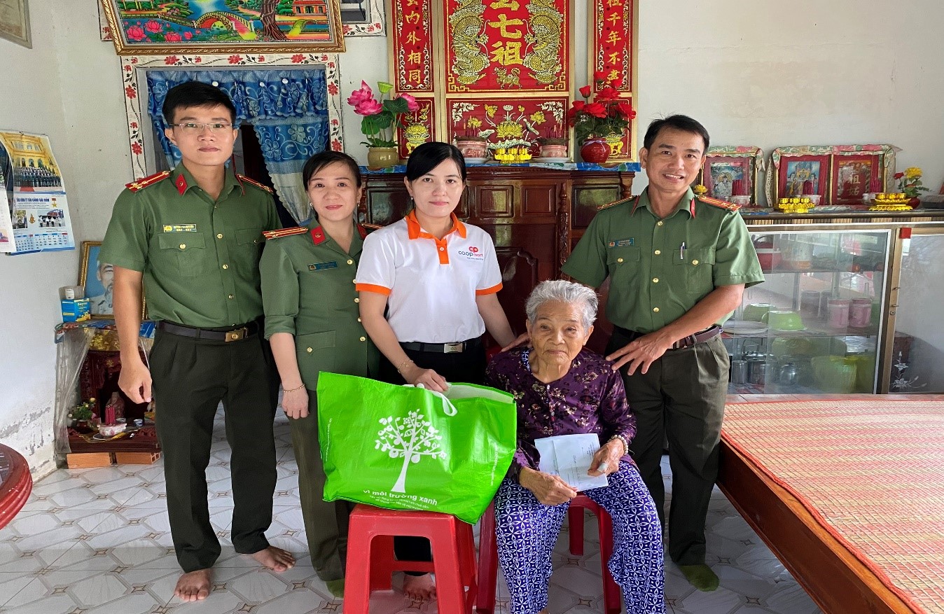 Đoàn đến thăm và tặng quà Mẹ Việt Nam anh hùng