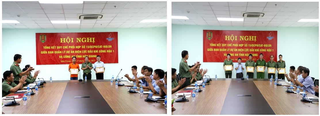 Đại tá Nguyễn Văn Thắng, Phó Giám đốc Công an tỉnh Hậu Giang và lãnh đạo Ban Quản lý dự án điện lực dầu khí Sông Hậu 1 trao giấy khen cho các tập thể, cá nhân