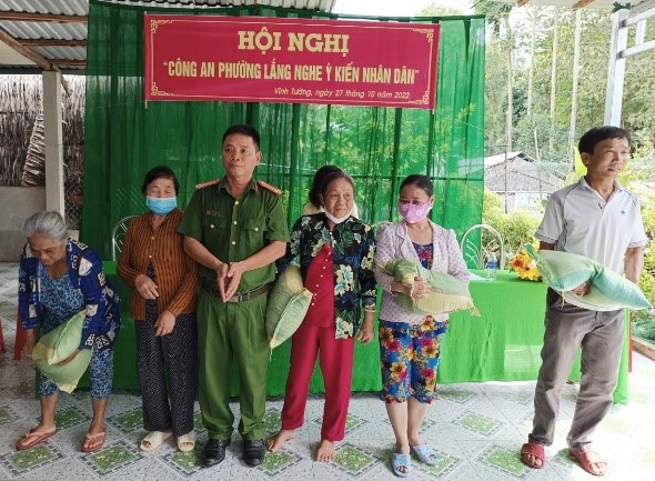 Trung tá Nguyễn Đình Hệ, Trưởng Công an phường trao quà cho các gia đình có hoàn cảnh khó khăn trên địa bàn