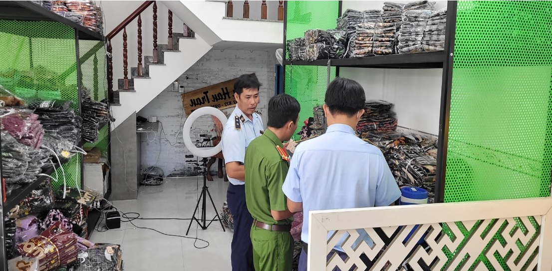 Lực lượng đang tiến hành kiểm tra hộ kinh doanh Han Han Tran