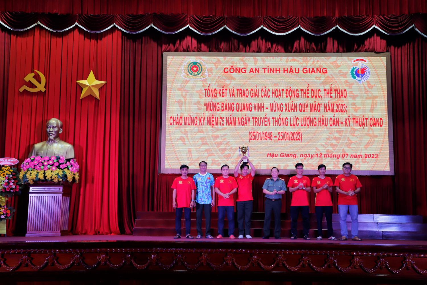 Đại tá Nguyễn Văn Thắng, Ủy viên Ban Thường vụ Đảng ủy, Phó Giám đốc Công an tỉnh trao cúp vô địch cho Đội bóng Cụm xây dựng lực lượng 