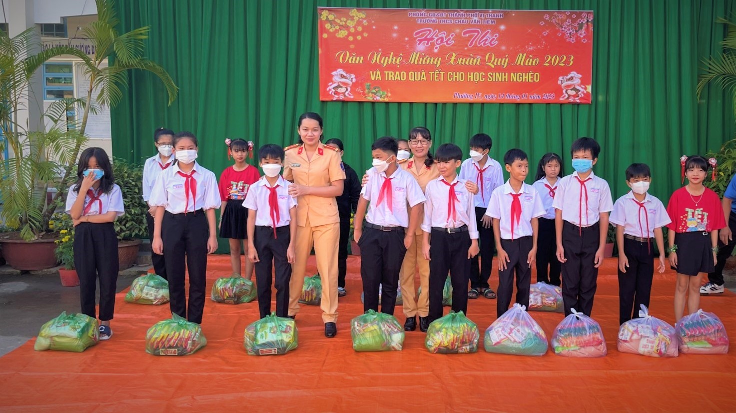 Tặng quà cho các em học sinh Trường THCS Châu Văn Liêm