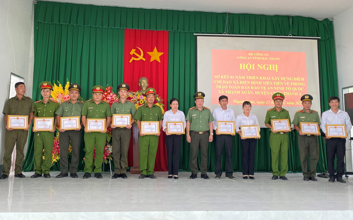 Đại tá Nguyễn Văn Thắng, Phó Giám đốc Công an tỉnh trao giấy khen của Giám đốc Công an tỉnh cho các tập thể và cá nhân