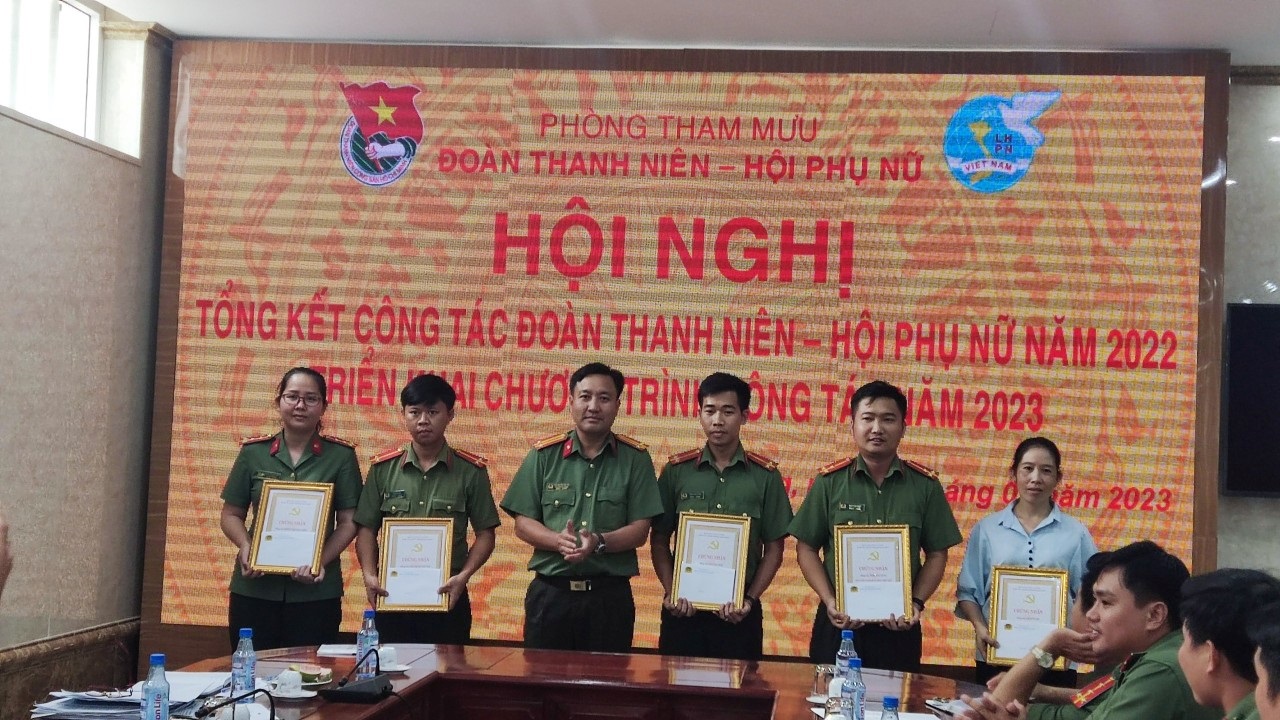 Đồng chí Trung tá Trần Nguyễn Hòa Thơ, Phó Bí thư Đảng ủy tặng và trao chứng nhận cho các đồng chí đảng viên sinh hoạt đoàn và hội viên tiêu biểu