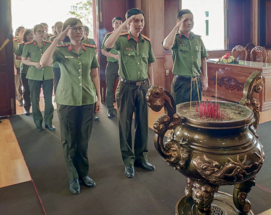 Lãnh đạo Phòng Tham mưu và các đại biểu dự Hội nghị thắp hương tưởng niệm Chủ tịch Hồ Chí Minh tại Nhà tưởng niệm Bác Hồ trong khuôn viên Công an tỉnh