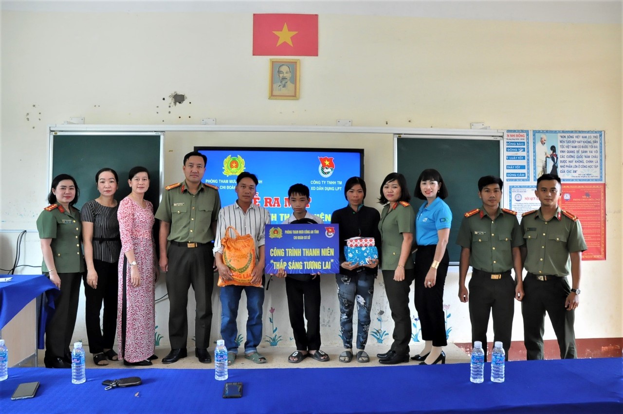 Đồng chí Trung tá Trần Nguyễn Hòa Thơ, Phó Trưởng phòng Tham mưu trao học bổng cho em Lê Văn Trí, học sinh lớp 6A6 Trường THCS Hoàng Diệu
