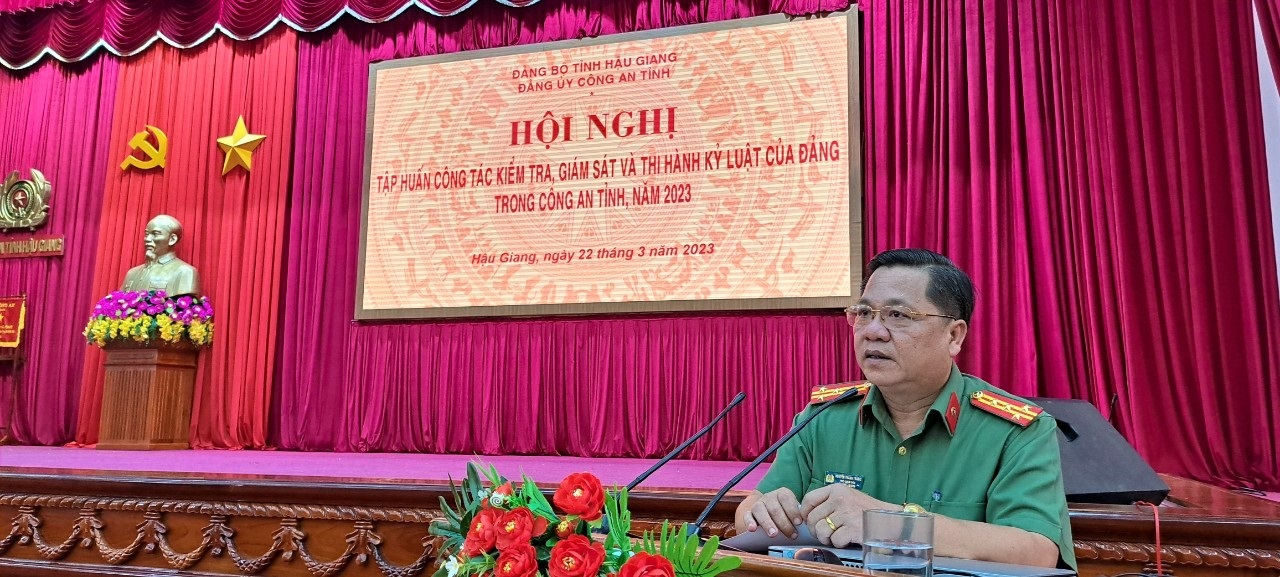 Đồng chí Đại tá Nguyễn Thanh Tràng, Ủy viên Ban Thường vụ Đảng ủy, Phó Giám đốc Công an tỉnh phát biểu chỉ đạo Hội nghị
