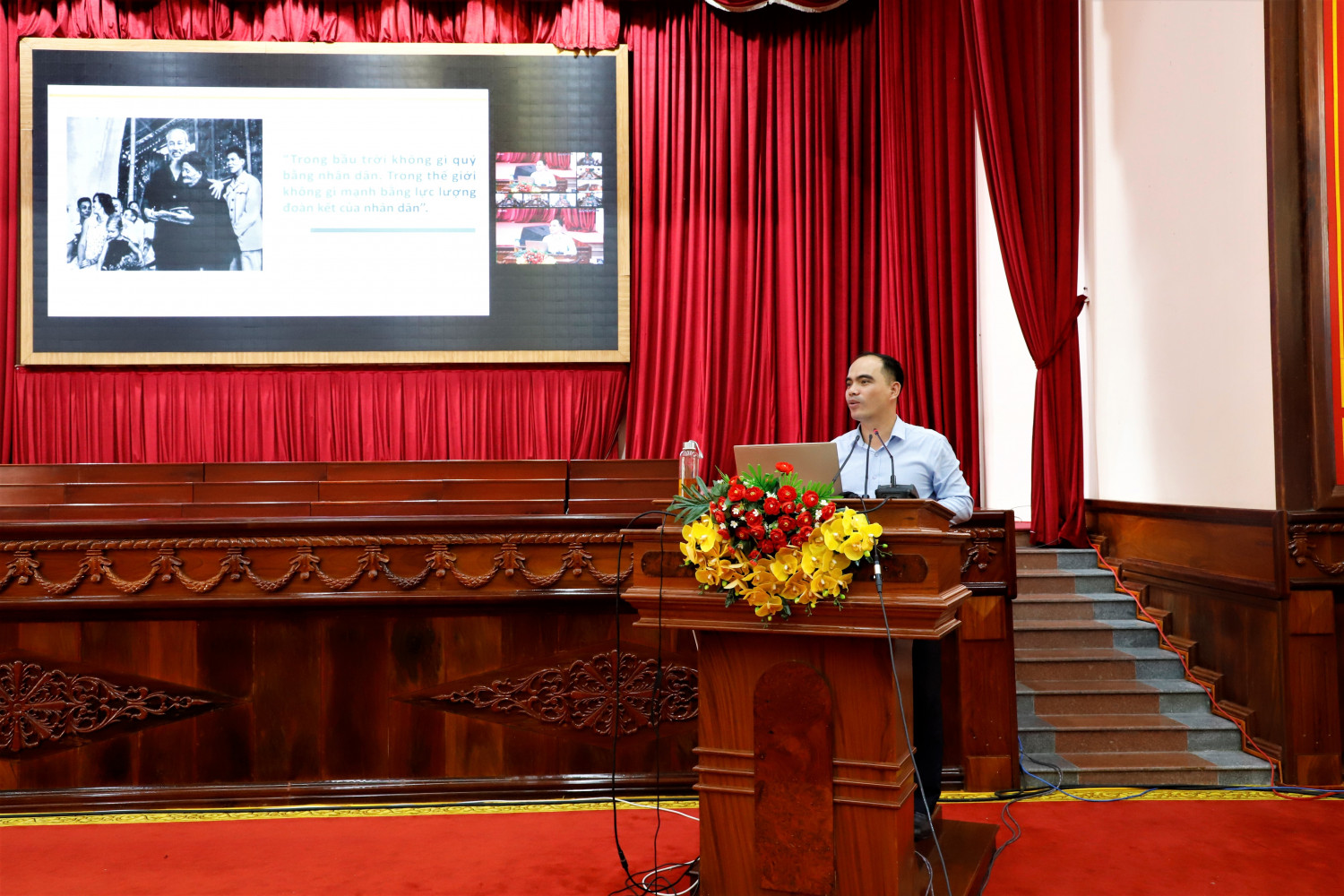 Trung tá, Tiến sĩ Lê Hoàng Việt Lâm, Giảng viên chính, Trường Đại học An ninh nhân dân giới thiệu các nội dung tại buổi sinh hoạt
