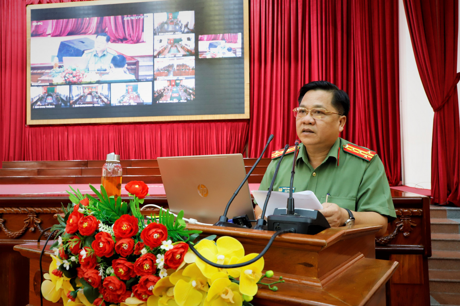 Đại tá Nguyễn Thanh Tràng, Ủy viên Ban Thường vụ Đảng ủy, Phó Giám đốc Công an tỉnh phát biểu tại buổi sinh hoạt