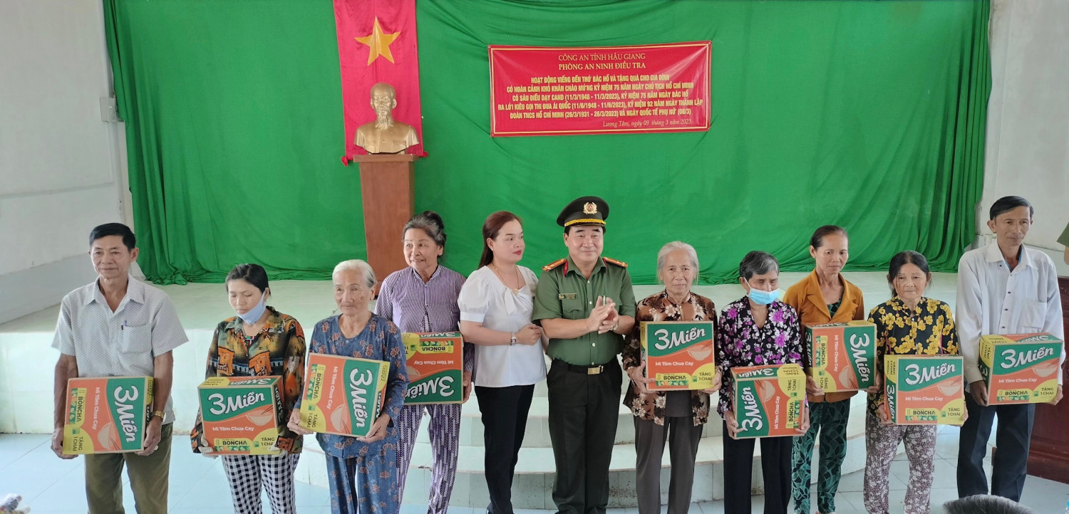 Phòng An ninh điều tra tặng quà cho các gia đình có hoàn cảnh khó khăn trên địa bàn xã Lương Tâm, huyện Long Mỹ