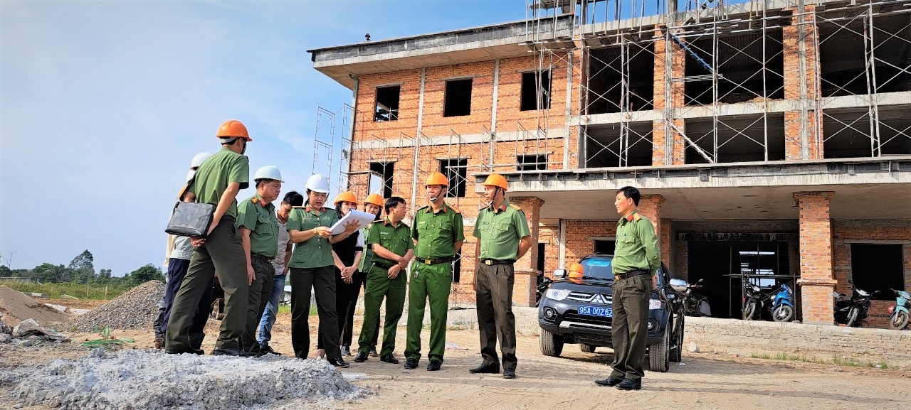 Đại tá Nguyễn Thanh Tràng, Ủy viên Ban Thường vụ Đảng ủy, Phó Giám đốc Công an tỉnh (thứ 2 từ trái sang) cùng lãnh đạo Phòng Hậu cần và Công an thành phố Ngã Bảy kiểm tra tiến độ xây dựng công trình Trụ sở làm việc của Công an Thành phố Ngã Bảy